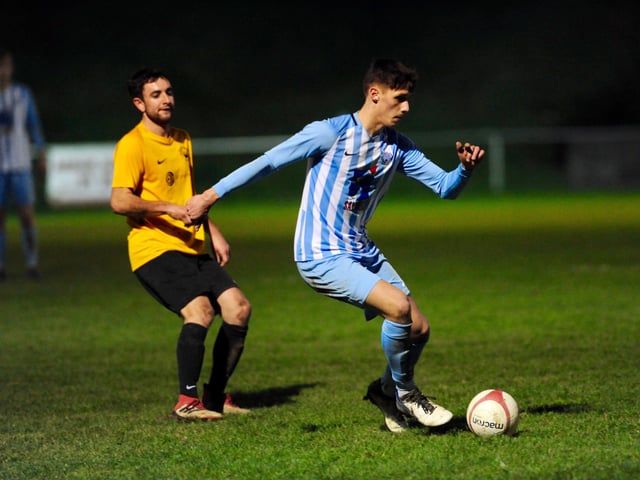 Benjamin Kirk-Patrick on the ball. Worthing United FC v Storrington Town FC. Picture by Stephen Goodger SUS-211121-131310004