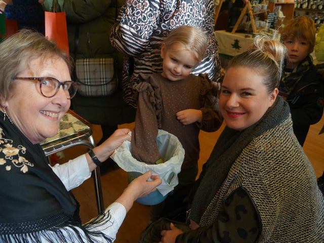 Caistor Victorian Craft Market EMN-211122-100046001