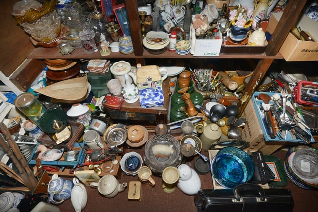 Roberts Rummage in the High Street, Hastings Old Town. SUS-211116-124043001