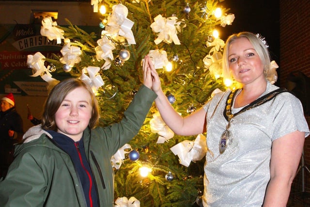 Wick's Community Christmas. Mayor Michell Malloy and her niece Elsie Molloy switched on the lights. Photo by Derek Martin Photography and Art
