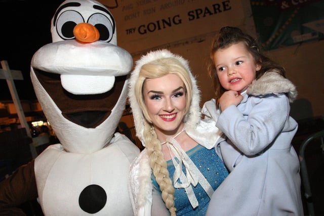 Wick's Community Christmas. Ella-Rose Tizzard 4 with Elsa and Olaf. Photo by Derek Martin Photography and Art