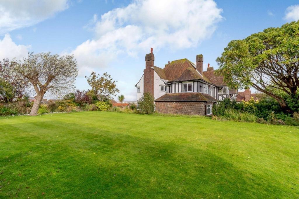 The property has attractive timber and rendered elevations to the outside, as well as exposed timber beams inside. SUS-211124-114634001