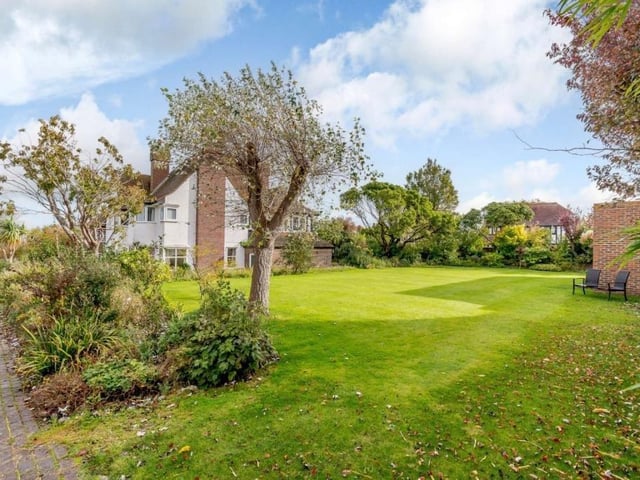 There are plenty of excellent schools in the town with, with several good or outstanding rated primary and secondary schools. Leisure facilities are plentiful, with the property just around the corner from the Devonshire Park Lawn Tennis Club, and golf available at the nearby Royal Eastbourne Golf Club. SUS-211124-114644001