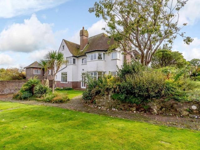 An impressive and well-proportioned six-bedroom Arts and Crafts house, on a double width plot having planning permission for further extension and remodelling. SUS-211124-114654001