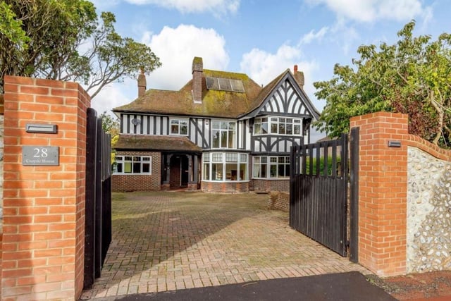 28 Prideaux Road is a spacious and beautifully presented family home that offers over 4 000 sq. ft of light and airy accommodation. SUS-211124-114553001