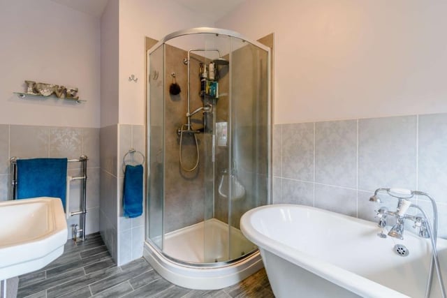 Spacious family bathroom with a shower and a bath. SUS-211124-114824001