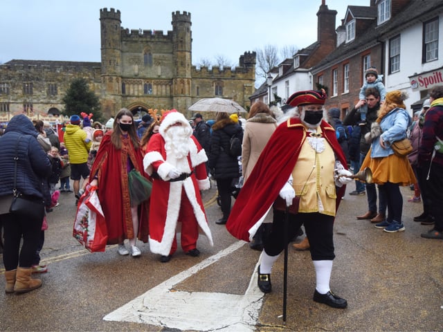 Santa's High Street Parade in Battle, 27/11/21. SUS-211128-101414001