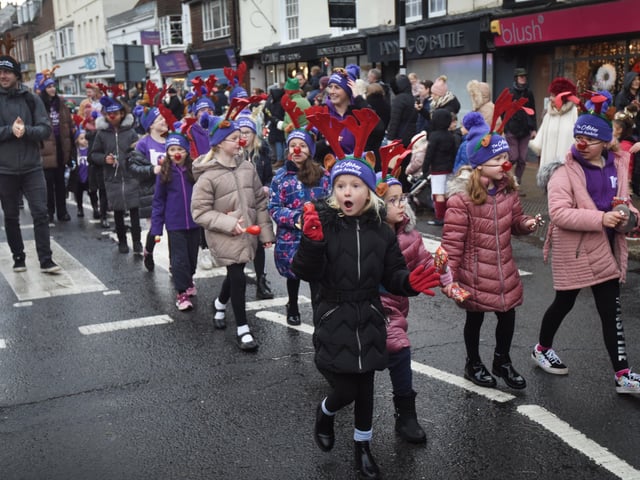 Santa's High Street Parade in Battle, 27/11/21. SUS-211128-101112001