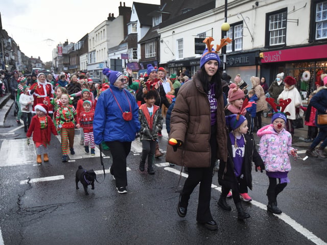 Santa's High Street Parade in Battle, 27/11/21. SUS-211128-101137001