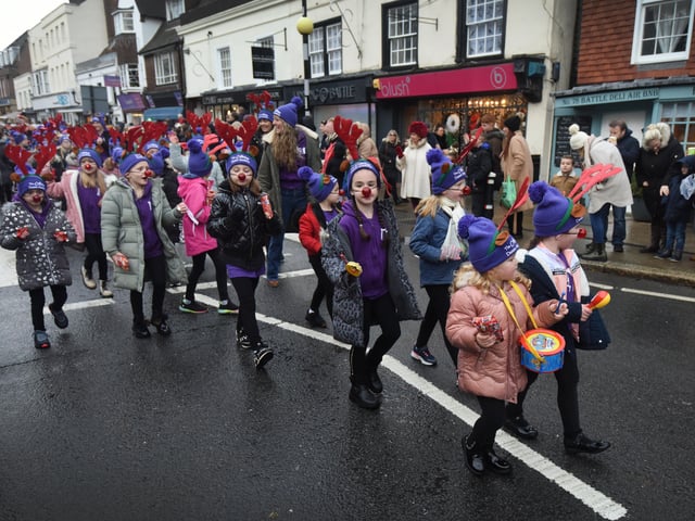 Santa's High Street Parade in Battle, 27/11/21. SUS-211128-101030001