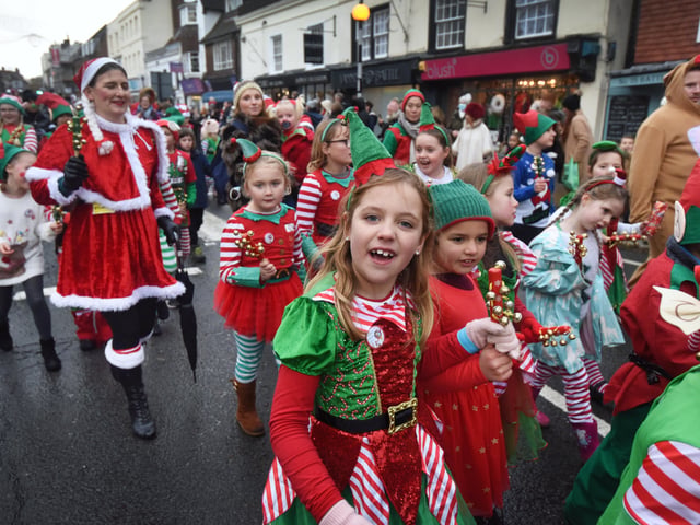 Santa's High Street Parade in Battle, 27/11/21. SUS-211128-101203001