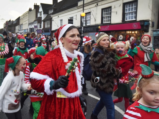 Santa's High Street Parade in Battle, 27/11/21. SUS-211128-101216001