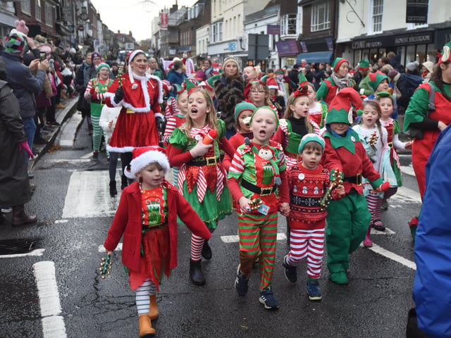 Santa's High Street Parade in Battle, 27/11/21. SUS-211128-101150001