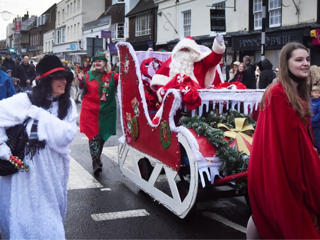 Santa's High Street Parade in Battle, 27/11/21. SUS-211128-101243001