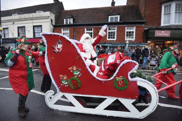 Santa's High Street Parade in Battle, 27/11/21. SUS-211128-101255001
