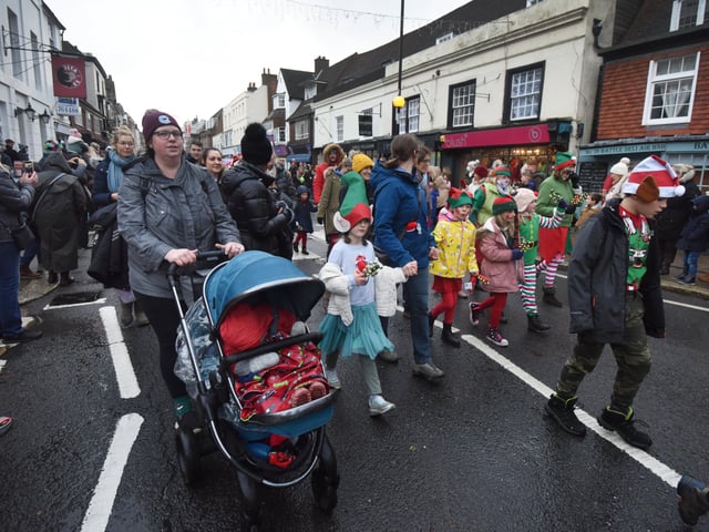 Santa's High Street Parade in Battle, 27/11/21. SUS-211128-101229001