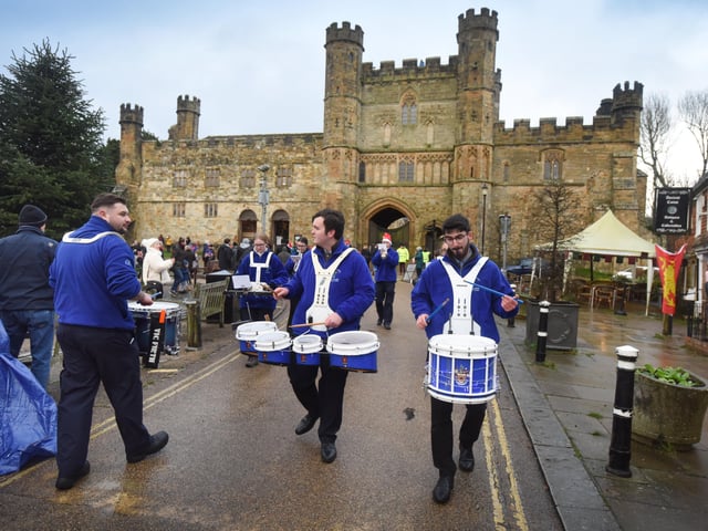 Santa's High Street Parade in Battle, 27/11/21. SUS-211128-101308001