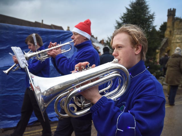Santa's High Street Parade in Battle, 27/11/21. SUS-211128-101322001