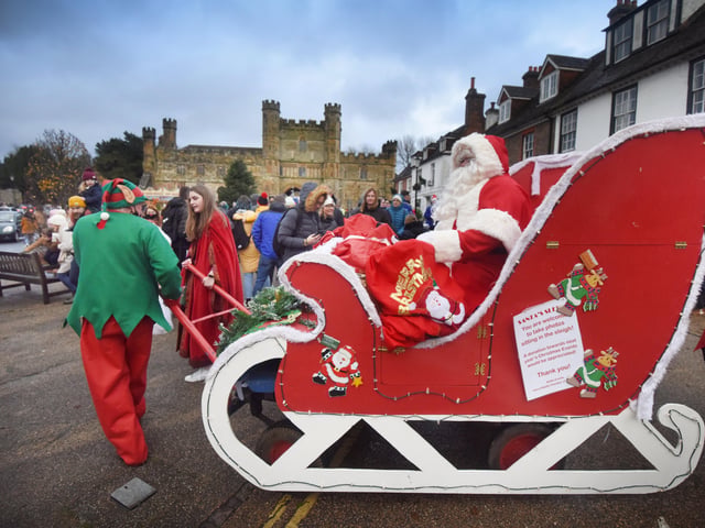 Santa's High Street Parade in Battle, 27/11/21. SUS-211128-101401001
