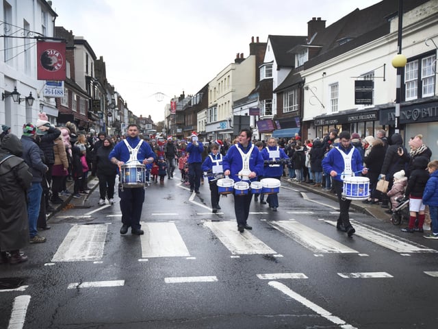 Santa's High Street Parade in Battle, 27/11/21. SUS-211128-101044001