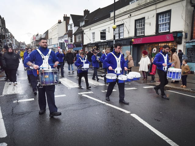 Santa's High Street Parade in Battle, 27/11/21. SUS-211128-101058001