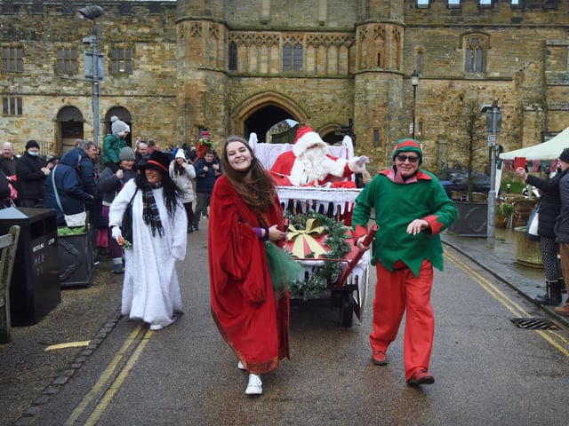 Santa's High Street Parade in Battle, 27/11/21. SUS-211128-101335001