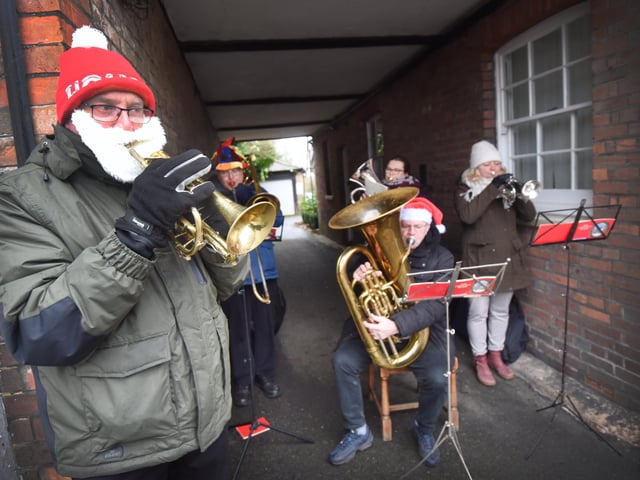 Santa's High Street Parade in Battle, 27/11/21. SUS-211128-100911001
