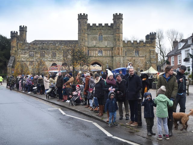 Santa's High Street Parade in Battle, 27/11/21. SUS-211128-100924001