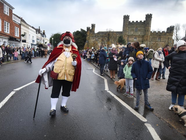 Santa's High Street Parade in Battle, 27/11/21. SUS-211128-100937001