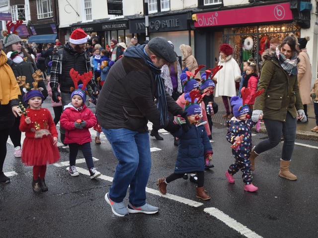 Santa's High Street Parade in Battle, 27/11/21. SUS-211128-100950001