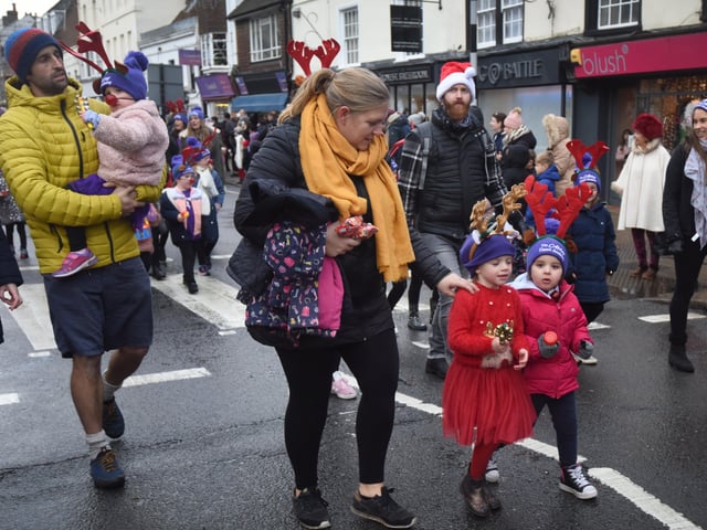 Santa's High Street Parade in Battle, 27/11/21. SUS-211128-101004001
