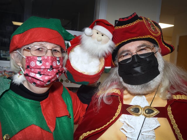 Santa's High Street Parade in Battle, 27/11/21. SUS-211128-100831001