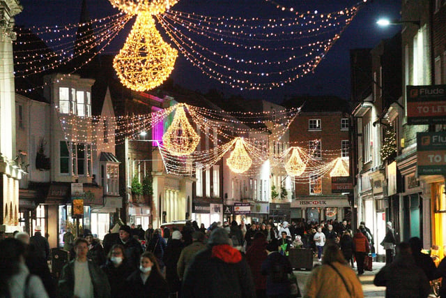 Chichester Christmas tree lights switch-on. Photo by Derek Martin Photography and Art. SUS-211127-201018008