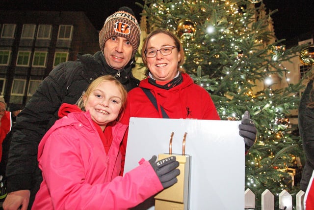 Chichester Christmas tree lights switch-on. Gabby Spandley switches on the Christmas Tree Lights, with her Parents Helen and Richard. Photo by Derek Martin Photography and Art. SUS-211127-200559008