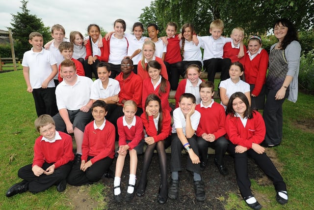 Y612 Norwood Primary school year 6 leavers with teacher Megan Thompson, who is also leaving, to go back to Australia after 2 years ENGEMN00120121107174325