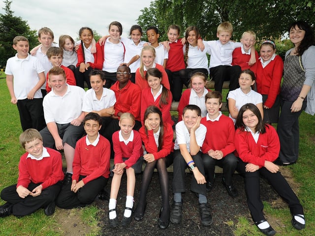 Y612 Norwood Primary school year 6 leavers with teacher Megan Thompson, who is also leaving, to go back to Australia after 2 years ENGEMN00120121107174325