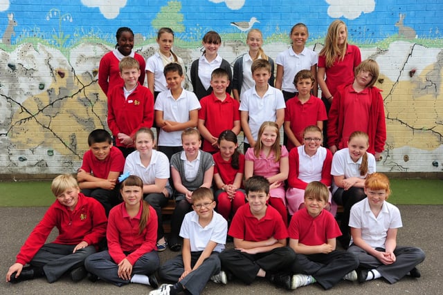 Year 6 Leavers at Alderman Jacobs Primary School
Class 19 - Mrs Rouse's class ENGEMN00120130717080911