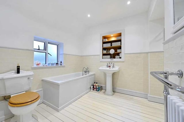 Photographs and details from Zoopla.