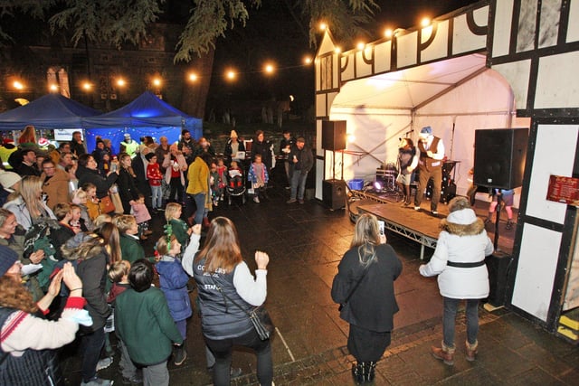 Midhurst Christmas Street Party, 2021. Photo by Derek Martin Photography and Art. SUS-210312-203041008