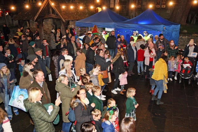 Midhurst Christmas Street Party, 2021. Photo by Derek Martin Photography and Art. SUS-210312-202824008