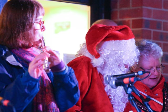 Father Christmas joins in the carols. Chris Moorhouse   (jpns 031221-49) PPP-210312-201936006