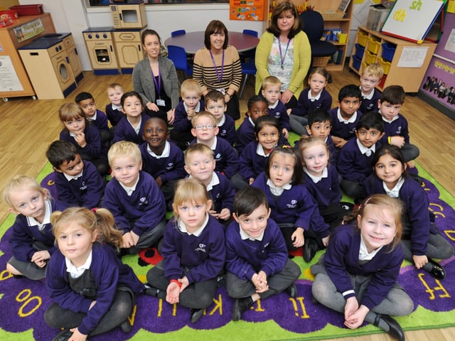Newark Hill primary reception classes (3) Rec17 EMN-170111-141441009