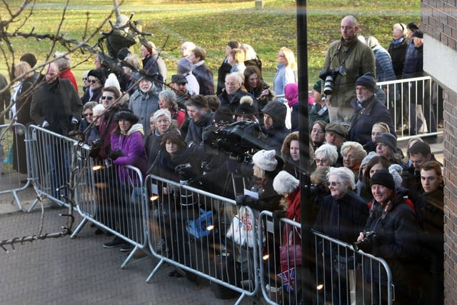 Crowds outside Chichester Festival Theatre. Photo by Derek Martin Photography. SUS-171130-173912008