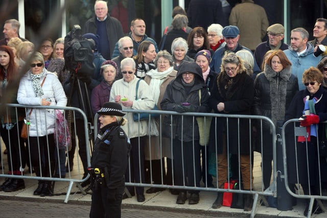 Crowds outside Chichester Festival Theatre. Photo by Derek Martin Photography. SUS-171130-174052008