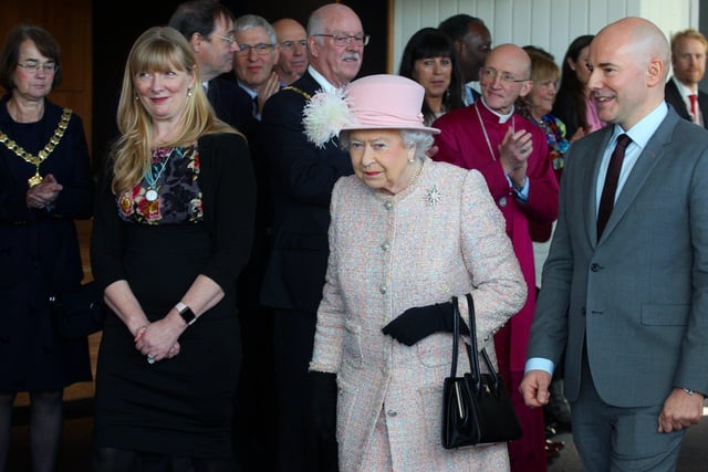 The Queen visits Chichester Festival Theatre. Photo by Derek Martin Photography. SUS-171130-174018008