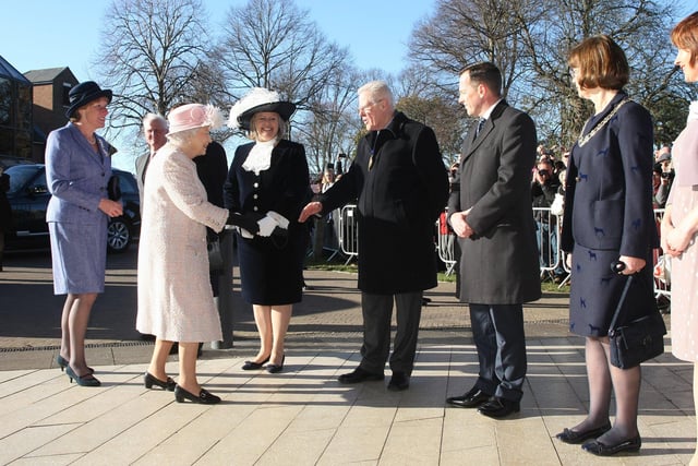 The Queen visits Chichester Festival Theatre. Photo by Derek Martin Photography. SUS-171130-173700008