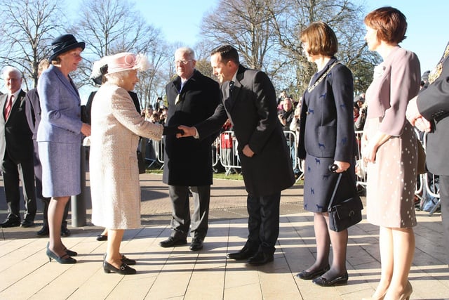 The Queen visits Chichester Festival Theatre. Photo by Derek Martin Photography. SUS-171130-173712008