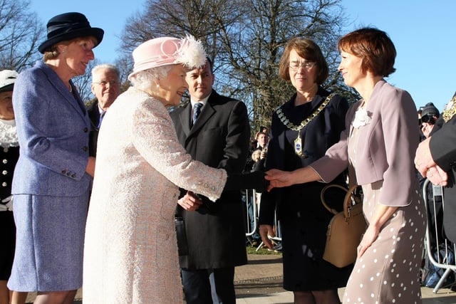 The Queen visits Chichester Festival Theatre. Photo by Derek Martin Photography. SUS-171130-173723008