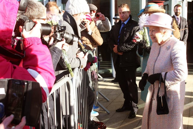The Queen visits Chichester Festival Theatre. Photo by Derek Martin Photography. SUS-171130-173839008
