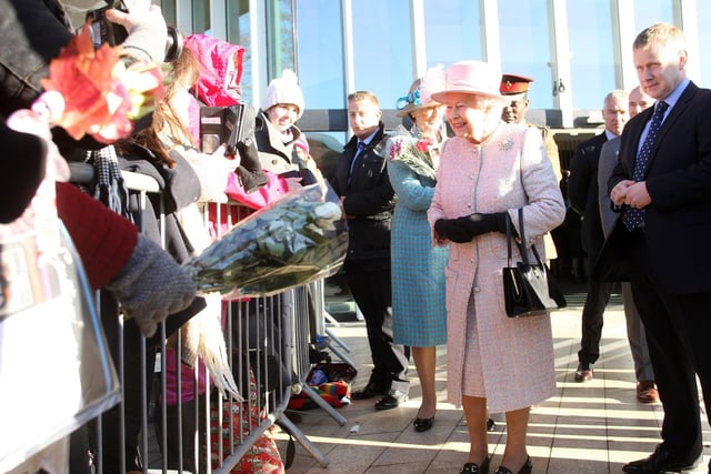 The Queen visits Chichester Festival Theatre. Photo by Derek Martin Photography. SUS-171130-173850008